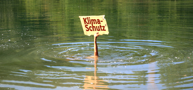 Holzschild mit der Aufschrift 