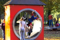 Spielende Kinder auf dem Spielplatz im Volkspark