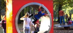 Spielende Kinder auf dem Spielplatz im Volkspark