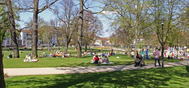 Viele Lautrer und Touristen sonnen sich auf den Wiesen des Stadtparks. Ob bei einem guten Buch, Musik oder auf dem Spielplatz, hier ist das volle Leben.