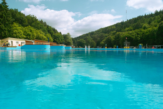 Noch ist die Wasseroberfläche der Waschmühle ruhig. Sobald die Badegäste da sind, wird sich dies schnell ändern. © Stadt Kaiserslautern