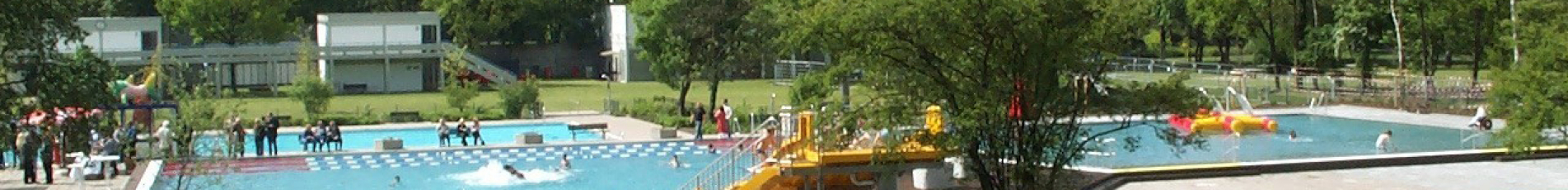 Badegäste schwimmen und planschen im Warmfreibad Kaiserslautern. 
