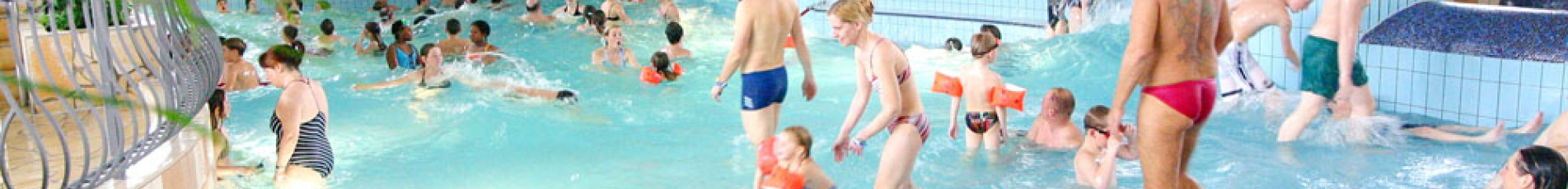 Familien mit Kindern im Wellenbadbereich des Monte Mare.