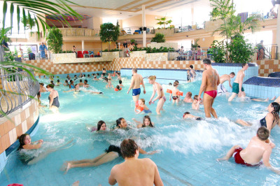 Familien mit Kindern im Wellenbadbereich des Monte Mare.