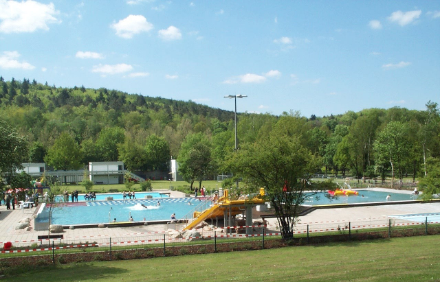Badegäste schwimmen und planschen im Warmfreibad Kaiserslautern.  © Stadt Kaiserslautern