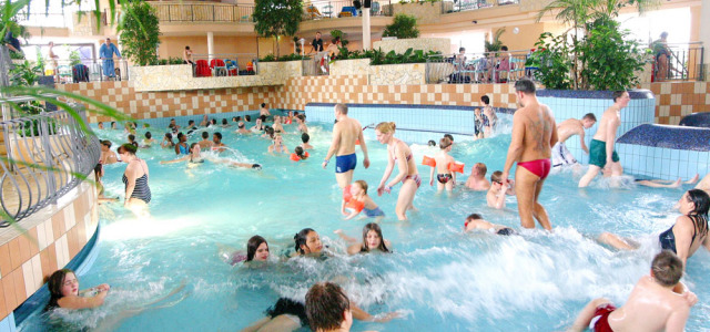 Familien mit Kindern im Wellenbadbereich des Monte Mare.