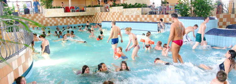 Familien mit Kindern im Wellenbadbereich des Monte Mare.