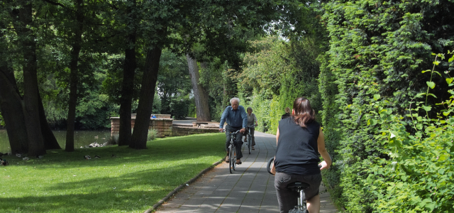 Radfahrer fahren auf den gepflasterten Wegen im Volkspark,