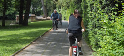 Radfahrer fahren auf den gepflasterten Wegen im Volkspark,