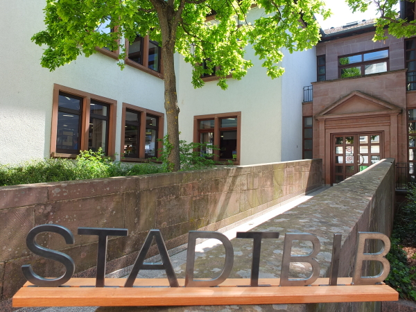Eingang der Stadtbibliothek mit Aufschrift 