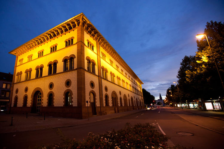 Ein Bild voin der Fruchthalle bei Dämmerung von der Verkehrsinsel an der Burgstraße aus © view - die agentur