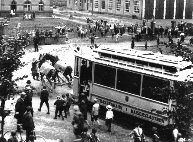 Die schwarz-weiß Aufnahme der ehemaligen Straßenbahn 1 Kaiserslautern, die mit einem Perdegespann durch die Innnenstadt gezogen wurde.  © Stadtarchiv