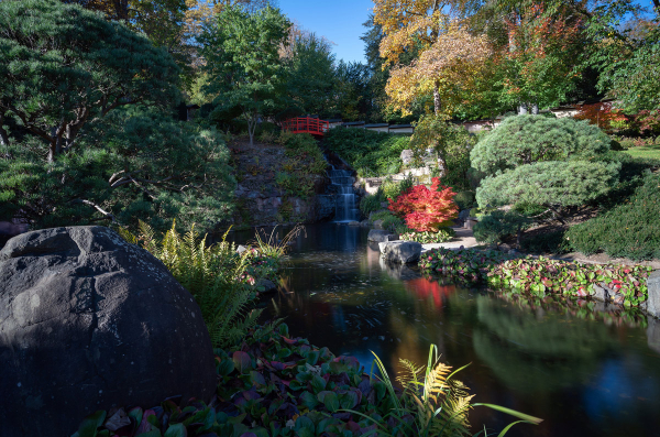 Der untere Teich mit Wasserfall