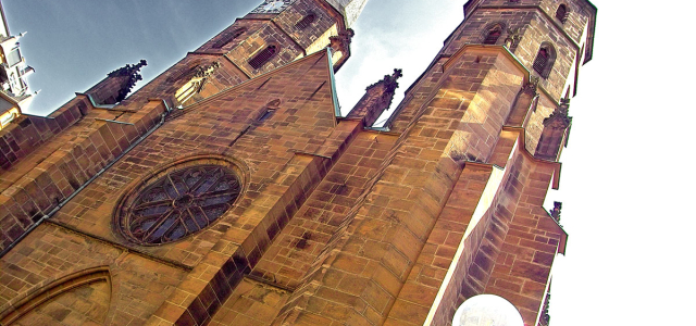 © Stadt Kaiserslautern Frontportal der Stiftskirche aus der Froschperspektive © Stadt Kaiserslautern