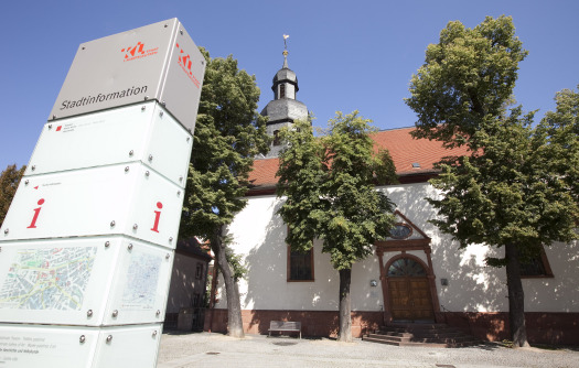 Aufnahme der Kleinen Kirche. Im Vordergrund links sieht man eine Stadtinfosäule. © view - die agentur 