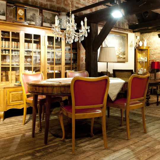 Arbeitszimmer im Wadgasserhof mit antikem Mobiliar 