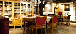 Arbeitszimmer im Wadgasserhof mit antikem Mobiliar 