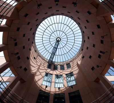 Rotunde des Pfalztheaters aus der Froschperspektive
