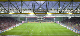 Blick von der Südtribüne auf das Spielfeld