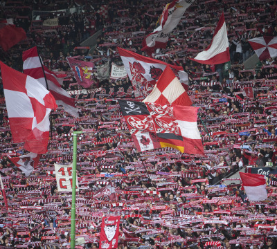 Blick auf die Fans der Westtribüne im Fritz-Walter-Stadion