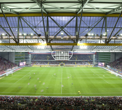 Blick von der Südtribüne auf das Spielfeld