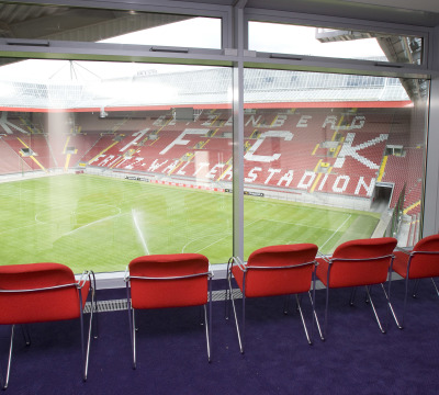 Blick aus einer der FCK Logen auf den Rasen