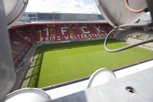 Blick vom Dach des Fritz-Walter-Stadions auf den Rasen © view - die agentur