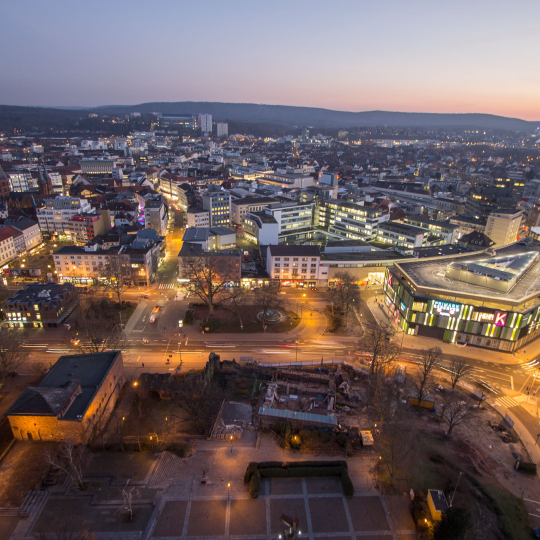 Stadtansicht von Kaiserslautern in der Abenddämmerung