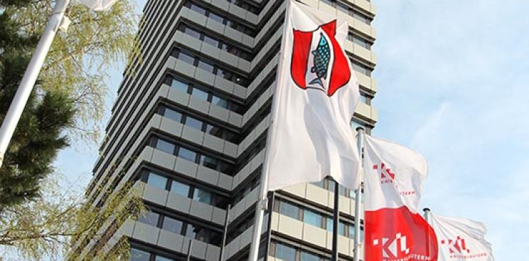 Das Rathaus in Kaiserslautern mit Fahnen auf dem Vorplatz.