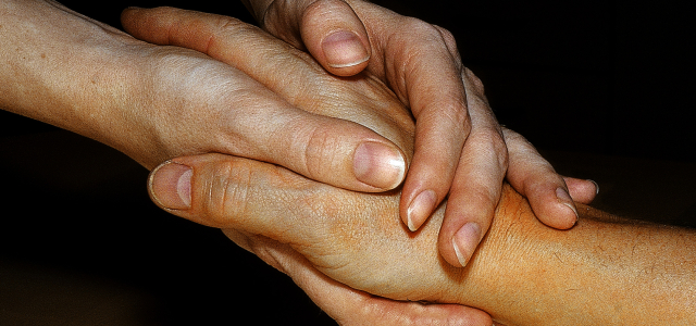 Ein Händedruck als Ausdruck solidarischen Mitfühlens