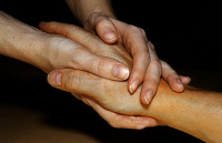 Ein Händedruck als Ausdruck solidarischen Mitfühlens