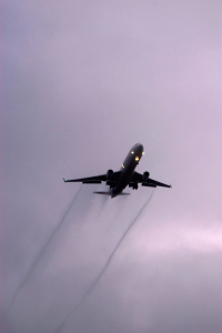 Blick auf ein niedrig fliegendes Flugzeug kurz nach dem Start