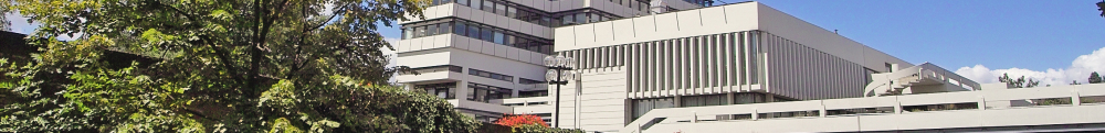 Hauptgebäude des Rathauses und das Bürgercenter. Links befindet sich ein Teil der Grünfläche des Rathausvorplatzes.
