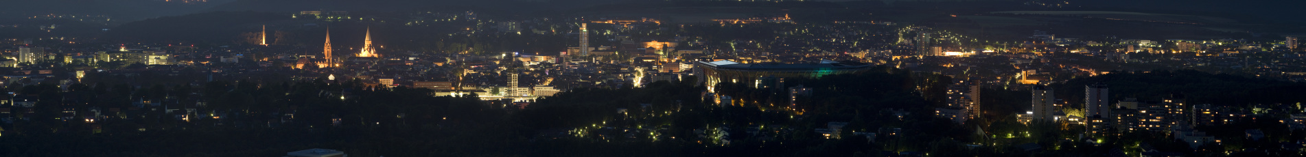 Panorama über Kaiserslautern bei Nacht.