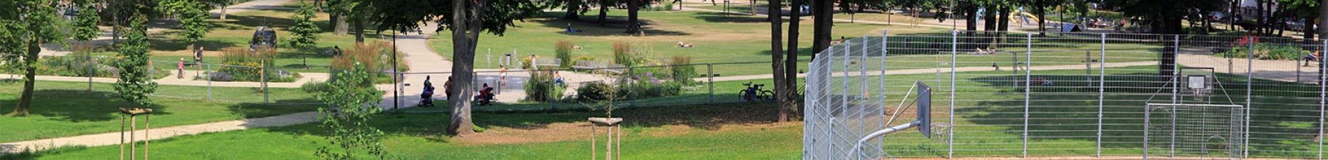 Ein Panorame aus dem Stadtpark. Links ist der abgetrennte Fußballplatz und links sind die Wiesen und Wege durch den Park.