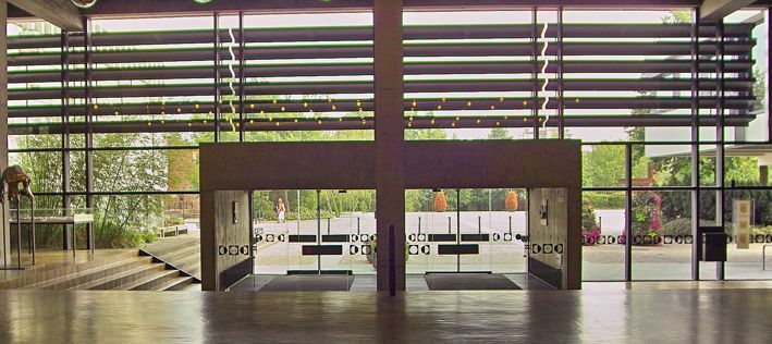 Das Foto zeigt einen Blick aus dem Foyer des Rathauses auf den Rathausvorplatz.