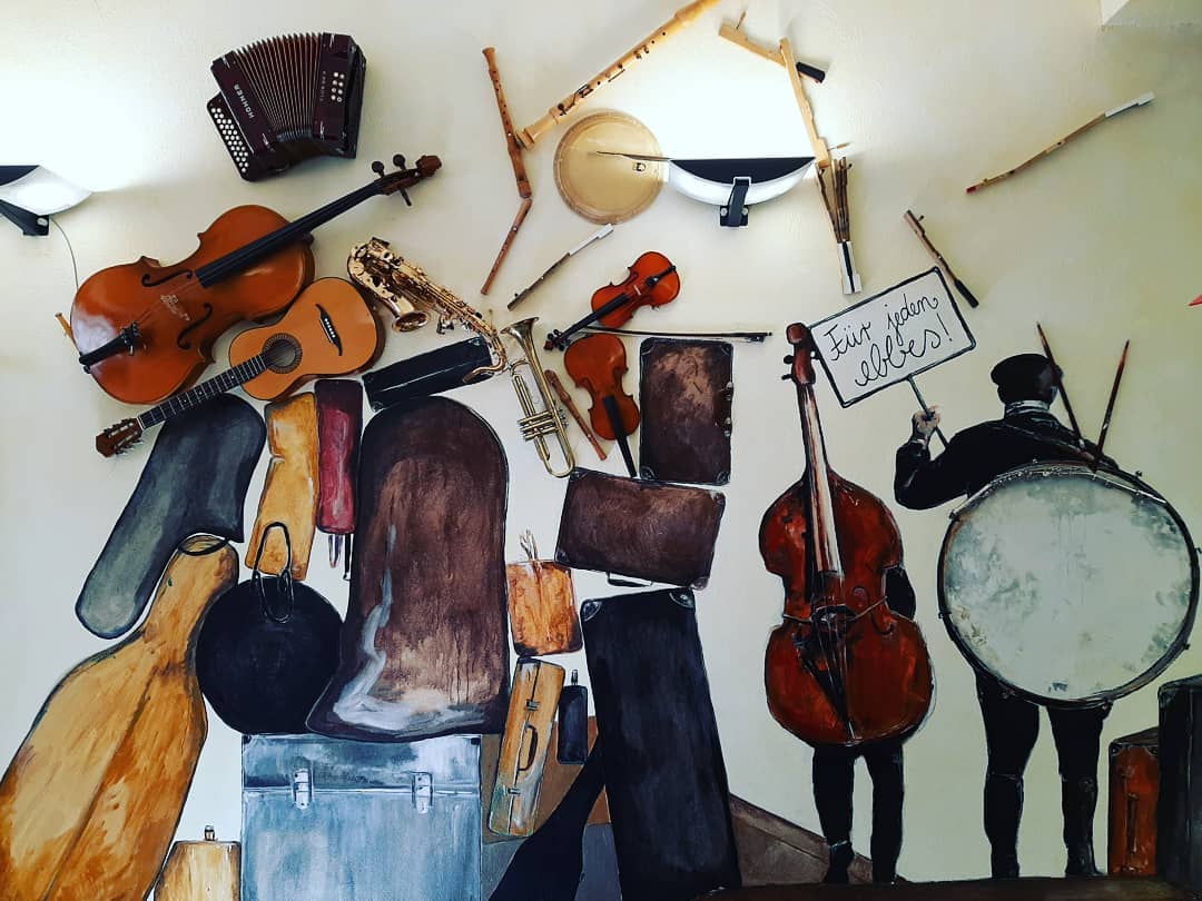Für jeden ebbes - Kunstwerk mit vielen Musikinstrumenten im Eingangsbereich der ESM