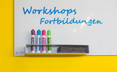 Tafel mit Text: Workshops unf Fortbildungen