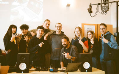 Playground - eine Gruppe Musikerinnen und Musiker
