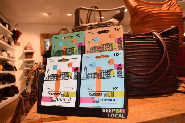 Ein Ständer mit Stadtgutscheinen von KeepLocal