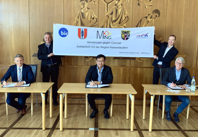 Landrat Ralf Leßmeister, MING-Geschäftsführer Yao-Min Nico Au und Oberbürgermeister Klaus Weichel bei der Vertragsunterzeichnung. Im Hintergrund die beiden WFK-Geschäftsführer Stefan Weiler und Philipp Pongratz. © Landkreis Kaiserslautern