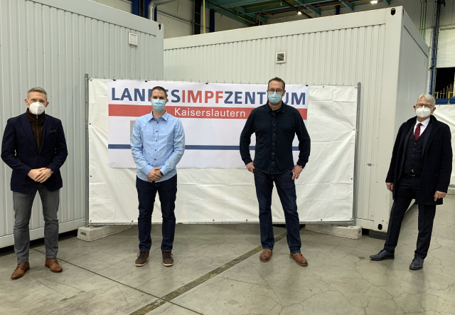 Landrat Ralf Leßmeister und Oberbürgermeister Klaus Weichel mit den Impfkoordinatoren von Landkreis und Stadt, Tobias Metzger und Thomas Strottner. © Landkreis Kaiserslautern