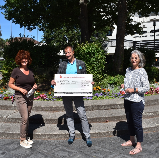 © Stadt Kaiserslautern Stefanie Mahler (links), Manuela Maurer (rechts) und Stefan Opitz mit dem Spendenscheck © Stadt Kaiserslautern