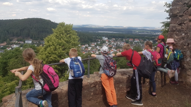 Genießen die Aussicht - die Kinder bei der städtischen Ferienbetreuung 
 © Stadt Kaiserslautern