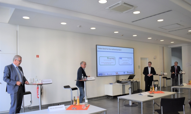 Fragerunde nach der Pressekonferenz, zu sehen sind (von links) Prof. Dr. Dieter Rombach, Oberbürgermeister Dr. Klaus Weichel, Prof. Dr. Karl-Heinz Küfer, Prof. Dr. Ingo J. Timm 