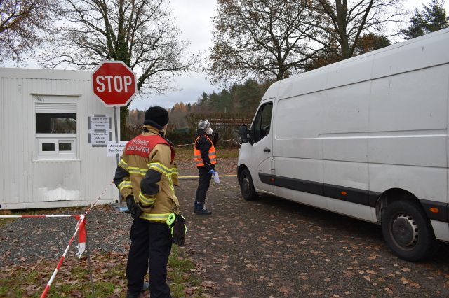Schon bei der Einfahrt auf den Parkplatz wird durch die Mitarbeiter überprüft, ob die für den Test notwendige ärztliche Überweisung vorliegt.  © Stadt Kaiserslautern
