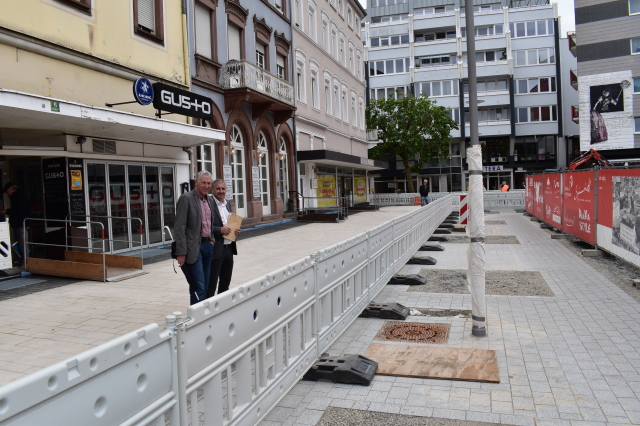 Machten sich ein Bild vom Forschritt der Arbeiten auf dem Schillerplatz: Baudezernent Peter Kiefer und Sebastian Staab, Leiter des Referats Tiefbau © Stadt Kaiserslautern