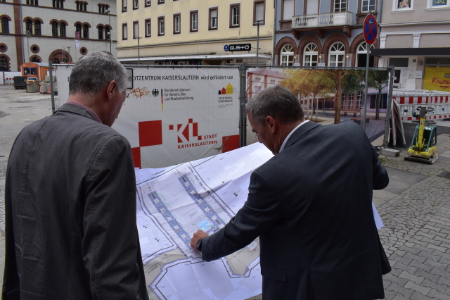 Die Planungen liegen im Zeitplan. Sebastian Staab, Leiter des Referats Tiefbau (rechts), erläutert Beigeordneten Peter Kiefer die weiteren Planungen  © Stadt Kaiserslautern