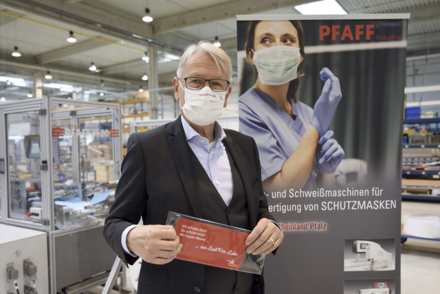 © Alicia Wynne / PFAFF Industriesysteme Ich schütze Dich! Du schützt mich! Wir tragen Maske... aus Laut(r)er Liebe. OB Klaus Weichel bei der Präsentation der antiviral beschichteten TQ-Mask in den Produktionshallen von PFAFF Industriesysteme. © Alicia Wynne / PFAFF Industriesysteme