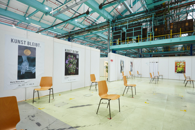 Seit 9. Februar hängen im Impfzentrum die ersten Bilder der Reihe Kunst bleibt. von Thomas Brenner. © Kreisverwaltung Kaiserslautern
